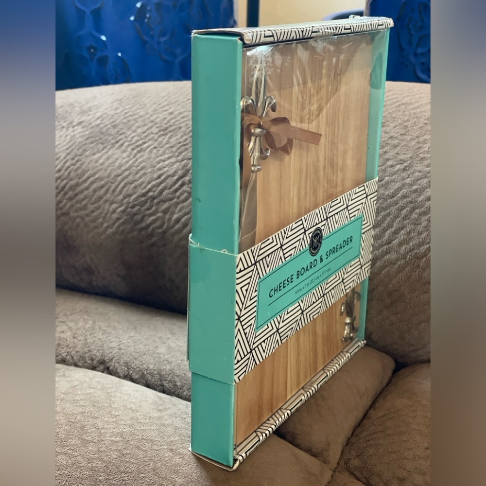 Wood Cheese Board & Spreader (8.8 x 7 in) - Picture 4 of 12